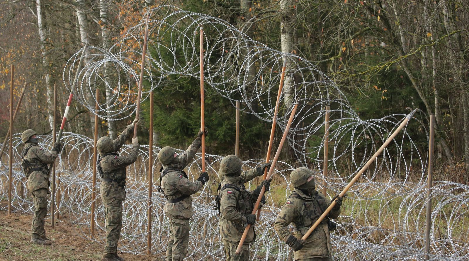 poland razor wire russia fence